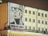 Ранним утром поздравительный баннер с изображением Путина суровой огранки и в хипстерских очках появился на доме напротив Кремля Ранним утром поздравительный баннер с изображением Путина суровой огранки и в хипстерских очках появился на доме напротив Кремля