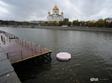 Активисты группы Putin.President поздравили Владимира Путина с днем рождения надувным тортом. Свой "подарок" молодые люди запустили от набережной у храма Христа Спасителя Активисты группы Putin.President поздравили Владимира Путина с днем рождения надувным тортом. Свой "подарок" молодые люди запустили от набережной у храма Христа Спасителя