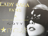 На рекламном постере "Lady GaGa. Fame", фотография для которого была сделана знаменитым Стивеном Кляйном, певица полностью обнажена, если не считать черной полумаски