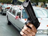 Около двадцати машин во главе с белым Rolls-Royce промчались по главной улице города, при этом из окон одного из автомобилей, видимо, в честь молодоженов стреляли в воздух. Направлялась колонна автомобилей в сторону Адлера Около двадцати машин во главе с белым Rolls-Royce промчались по главной улице города, при этом из окон одного из автомобилей, видимо, в честь молодоженов стреляли в воздух. Направлялась колонна автомобилей в сторону Адлера
