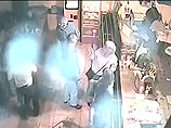 ВИДЕО: группа во главе с мужчиной в футболке "Чечня" избила посетителей кемеровского кафе
