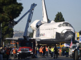 Шаттл Endeavour везли по улицам Лос-Анджелеса двое суток, чтобы доставить в музей Шаттл Endeavour везли по улицам Лос-Анджелеса двое суток, чтобы доставить в музей