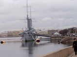 Военные моряки во вторник по приказу командования оставили знаменитый крейсер "Аврора", стоящий на приколе у набережной Невы в Санкт-Петербурге и выведенный два года назад из состава Вооруженных сил РФ