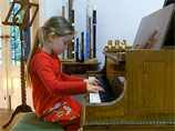 Семилетняя британская школьница Альма Дойчер замечательно играет на фортепиано и скрипке и уже сочиняет оперы