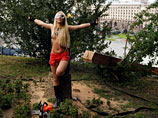 Янукович спустя два месяца вспомнил про спиленный в Киеве крест и потребовал наказать активисток Femen