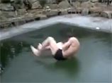 Интернет-позор: пловец попытался пробить лед в замерзшем бассейне (ВИДЕО)
