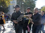 По утверждению представителей партий Народный фронт Азербайджана (ПНФА) и "Мусават", всего на Площади фонтанов и в других частях Баку и Сумгаите были задержаны более 110 человек