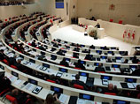 Парламентское большинство, представляющее коалицию "Грузинская мечта", не встало при появлении президента Грузии Михаила Саакашвили в зале заседаний и не встретило его аплодисментами