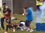 На Кипре фанаты бросили петарду в травмированного футболиста (ВИДЕО)