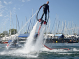Специальное устройство позволяет человеку стоять на столбе воды, выделывать акробатические трюки и даже плавать, как дельфин