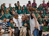 Президент Барак Обама подхватил популярный интернет-тренд по созданию фотобомб: спонтанный снимок главы государства с младшими школьниками оказался "испорчен" мальчиком и девочкой, которые целовались на заднем ряду