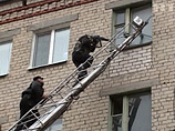 Популярный у бандитов дом номер 25 был оцеплен полицией, жильцы были спешно эвакуированы, а спецназ штурмовал квартиру, в которой засели террористы Популярный у бандитов дом номер 25 был оцеплен полицией, жильцы были спешно эвакуированы, а спецназ штурмовал квартиру, в которой засели террористы