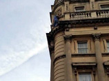 Британский уборщик шокировал свидетелей, рискнув жизнью, чтобы помыть окна (ВИДЕО)