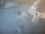 Самый спокойный человек в Великобритании попал на ВИДЕО: пьет пиво даже под бомбежкой Самый спокойный человек в Великобритании попал на ВИДЕО: пьет пиво даже под бомбежкой