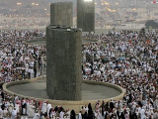 Паломники в Саудовской Аравии побивают шайтана камнями