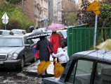 По прогнозам синоптиков сегодня дожди в Москве и ее пригородах местами будут сильными, в порывах южный ветер может усилиться до 15-20 м/с