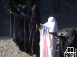На некоторых кадрах женщины в парандже стреляют из пулеметов, гранатометов и снайперских винтовок