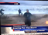 Юмор на фоне шторма: танцующие американцы прорвались в телеэфир во время стихийного бедствия