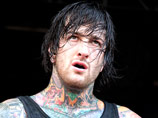 Лидер группы Suicide Silence погиб в ДТП, выложив в Twitter свой снимок в виде скелета Лидер группы Suicide Silence погиб в ДТП, выложив в Twitter свой снимок в виде скелета