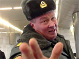 В Рунете началась травля блоггера, выложившего ВИДЕО, как полицейский издевается над бомжом в метро
