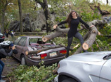 Бразильянка Нана Гувэа, бывшая модель Playboy, использовала покореженные машины и поваленные деревья в качестве декораций для фотосессии