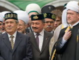 Минтимер Шаймиев (слева) на открытии казанской мечети Кул Шариф. Позади Шаймиева (справа) муфтий Талгат Таджуддин. Крайний справа - муфтий Равиль Гайнутдин. В центре - бывший мэр Казани Камиль Исхаков