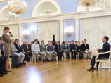 Премьер-министр РФ Дмитрий Медведев уже во второй раз заявил, что выступает за освобождение участниц Pussy Riot, получивших по два года лагерей за "панк-молебен" в храме Христа Спасителя Премьер-министр РФ Дмитрий Медведев уже во второй раз заявил, что выступает за освобождение участниц Pussy Riot, получивших по два года лагерей за "панк-молебен" в храме Христа Спасителя