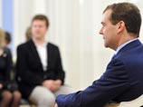 Во второй раз премьер-министр заговорил на эту тему в пятницу, на встрече с призерами международных олимпиад по общеобразовательным предметам в подмосковных Горках, когда его спросили, будут ли Толоконникова и Алехина освобождены досрочно Во второй раз премьер-министр заговорил на эту тему в пятницу, на встрече с призерами международных олимпиад по общеобразовательным предметам в подмосковных Горках, когда его спросили, будут ли Толоконникова и Алехина освобождены досрочно