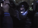 Там сотрудники спецподразделения "Беркут" ворвались в здание окружной комиссии, чтобы изъять протоколы голосования для пересчета. Однако на пути у них встали несколько десятков оппозиционеров