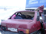 Сообщение о ДТП на 93-м километре трассы Омск-Тюмень поступило около полудня по местному времени: ВАЗ-21099 столкнулся с грузовым автомобилем