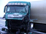 По предварительным данным, произошло столкновение автомобиля "ВАЗ-21099" с грузовиком DAF, который перевозил металлоконструкции в Новороссийск