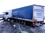 В Омской области набитый людьми ВАЗ попал под два грузовика: семь погибших
