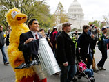 Некоторые демонстранты вышли на митинг под названием "Марш миллионов кукол" в костюмах Большой Птицы и Лягушонка Кермита - персонажей детской образовательной программы "Улица Сезам" канала PBS