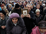 В крестном ходе, который стартовал от Казанского собора, по оценкам "Фонтанки" приняли участие около двух тысяч человек