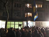 Несколько сотен сторонников оппозиции устроили несанкционированный митинг в понедельник утром возле украинского Центризбиркома, протестуя против фальсификации на парламентских выборах, состоявшихся в конце октября