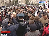 Около тысячи оппозиционеров в Киеве устроили несанкционированный митинг у  ЦИКа. Януковичу выдвинули  ультиматум 
