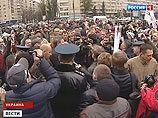Около тысячи оппозиционеров в Киеве устроили несанкционированный митинг у ЦИКа. Януковичу выдвинули ультиматум
Около тысячи оппозиционеров в Киеве устроили несанкционированный митинг у ЦИКа. Януковичу выдвинули ультиматум