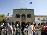 Кипр и ЕС поссорились из-за российских богачей: после публикации в немецком журнале Der Spigel правительству островной страны пришлось объяснять, хранят ли россияне, нажившие свои состояния нечестным путем, свои деньги в банках Кипра Кипр и ЕС поссорились из-за российских богачей: после публикации в немецком журнале Der Spigel правительству островной страны пришлось объяснять, хранят ли россияне, нажившие свои состояния нечестным путем, свои деньги в банках Кипра