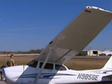 ВИДЕО воздушно-дорожной аварии: в Техасе самолет, заходя на посадку, врезался в джип