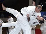 Песков пояснил, что глава государства занимался тогда спортом. "Тем более он занимался со спарринг-партнером, который значительно больше него по весу", - уточнил пресс-секретарь Песков пояснил, что глава государства занимался тогда спортом. "Тем более он занимался со спарринг-партнером, который значительно больше него по весу", - уточнил пресс-секретарь
