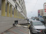 Из-за ветра панель на балконе третьего этажа сорвалась на пешеходную дорожку Из-за ветра панель на балконе третьего этажа сорвалась на пешеходную дорожку