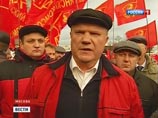 В Москве от Никитских ворот до Новопушкинского сквера прошел "Красный марш" с символикой КПРФ и "Левого фронта", собравший около 1 тысячи человек