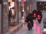 В Лондоне банда грабителей въехала на трех мотоциклах прямо в торговый центр и обчистила бутик (ВИДЕО)