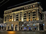 В ночь со среды на четверг женщина спрыгнула с высокого этажа московского отеля Ritz-Carlton, который находится на Тверской улице в Москве и где ожидали делегацию с президентом Израиля во главе
