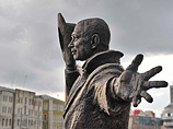 Отлитая из бронзы фигура Деточкина высотой 2,2 м установлена на гранитном постаменте на Комсомольской площади напротив здания Самарского железнодорожного вокзала