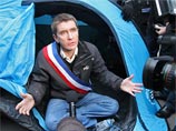 Во Франции мэр города сел голодать у парламента, требуя увеличить финансирование