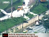 В Сан-Паулу легкомоторный самолет не смог затормозить и разбился об ограждение автострады (ВИДЕО)