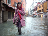 Туристы не стали прерывать своего отдыха, после того как в результате продолжительных проливных дождей уровень воды в море поднялся на полтора метра, и оно хлынуло на улицы Венеции, затопив 70 % города