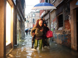 Турфирмы зарабатывают на наводнении в Венеции:среди развлечений - купания на площади Сан-Марко 