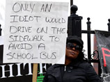 Согласно приговору, Хардин придется в течение двух дней держать унизительную табличку, на которой написано: "Только идиот будет объезжать по тротуару школьный автобус"